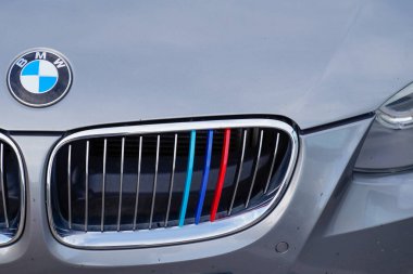 Bordeaux, Aquitaine France - 01 04 2022: BMW M3 m2 renkli marka spor araba M Performans Versiyonu dış ayrıntılar