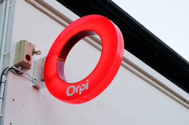 Bordeaux, Aquitaine France - 01 05 2022: orpi marka tabela ve metin logosu ofis ön cephesi kırmızı emlak acentesi komisyoncusu