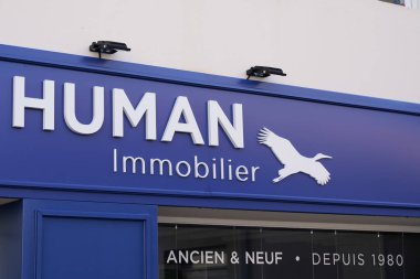 Bordeaux, Aquitaine France - 01 05 2022: İnsan hareketsiz emlak ajansı marka cephesi işareti ve ön cephedeki duvardaki kuş logosu