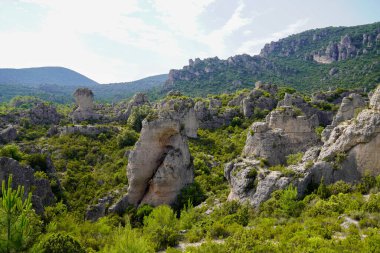 Fransa 'daki Moureze Tepesi sirkinde doğal olarak oyulmuş kayalar.