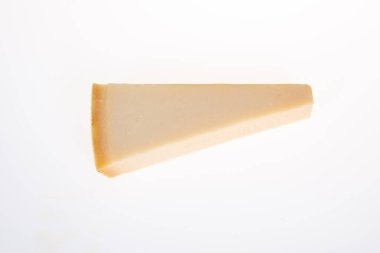 Parmesan üçgeni parça sert peynir beyaz arka planda izole