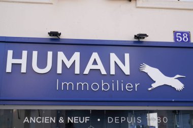 Bordeaux, Aquitaine France - 01 05 2022: Human Immobilier French logo işareti emlak mağazası broker office model metin ajansı ön yüzü