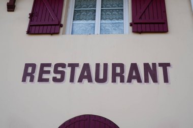 Restoran yazısı duvardaki boyayı gösteriyor Fransız binası caddesi.