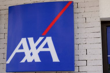 Bordeaux, Aquitaine France - 01 05 2022: Axa logo metni ofis duvarındaki ön cephe binasında imzalı Fransız bankası sigorta markası
