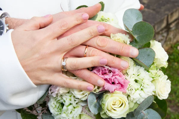 Braut Finger Frau Weißen Brautkleid Hält Der Hand Brautstrauß Blumen — Stockfoto