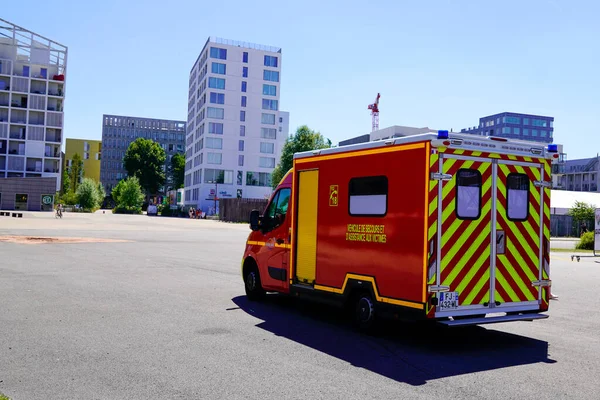 Nantes Francja 2022 Ambulans Czerwony Van Panel Awaryjny Samochód Strażak — Zdjęcie stockowe