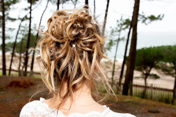 Bride Head Blonde Wedding Hairstyle Decoration Rear View Outdoors — Stock fotografie