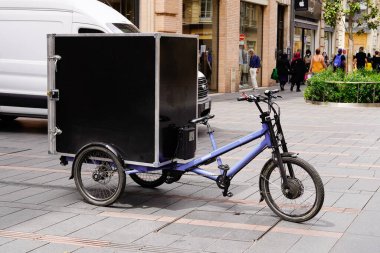 Bordeaux, Aquitaine France - 01 14 2022: Radkutsche GmbH logosu ve elektrikli taşımacılık motosikleti kargo scooter 'ı üzerinde yazı