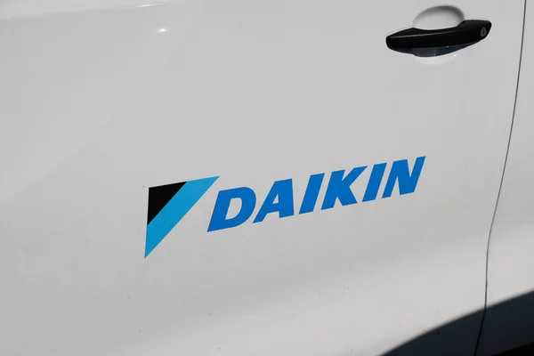 ボルドー アキテーヌフランス 2022年 ダイキンのロゴブランドと日本の多国籍エアコン会社のサイドカーのテキストサイン — ストック写真