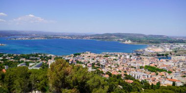 Occitanie Fransa 'nın Herault kentindeki şehir limanının üst düzey hava manzarasını kaydır