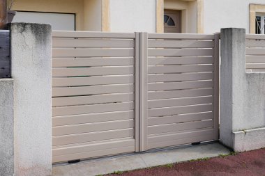 portal bej metal alüminyum ev kapısı sokak görüntüsü