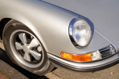Bordeaux, Aquitaine France - 01 14 2022: Porsche 911 ön teker klasik spor klasik araba ikonik ön far spor yarış aracı