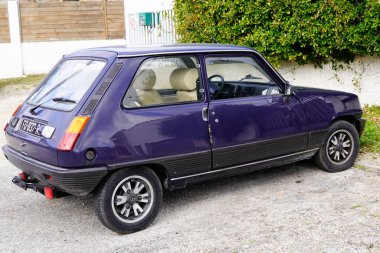 Bordeaux, Aquitaine France - 01 14 2022: Renault 5 eski model araba yan görüntüsü caddeye park edilmiş eski zamanlayıcı r5