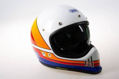 Bordeaux, Aquitaine France - 01 24 2022: Shoei motorsiklet EX-0 logosu ve yeni motosiklet kaskı denklemi tc-2 üzerinde metin işareti