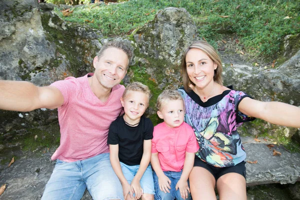 Selfie Telefon Foto Lycklig Familj Fyra Sommar Utomhus Semester Park — Stockfoto