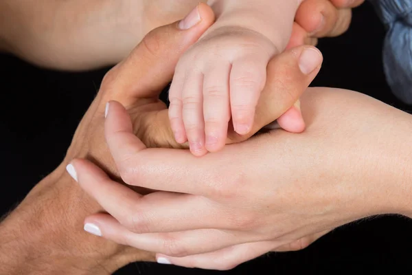 Close Van Baby Vingers Hand Ouder Moeder Vader Vinger Handen — Stockfoto
