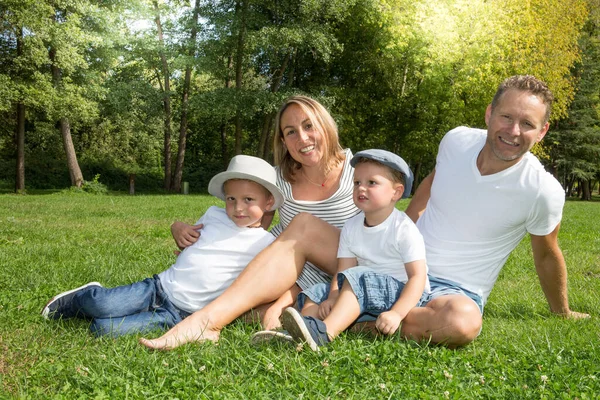 Retrato Livre Família Feliz Mãe Pai Filhos Filho Casa Jardim — Fotografia de Stock