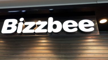 Bordeaux, Aquitaine France - 01 24 2022: Bizzbee logo markası ve gençlere özel Fransız moda mağazası zinciri tarzı kıyafet mağazası