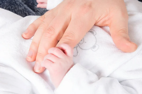 Baby Pasgeboren Kleine Vingers Grijpt Moeder Vader Vinger Hand — Stockfoto