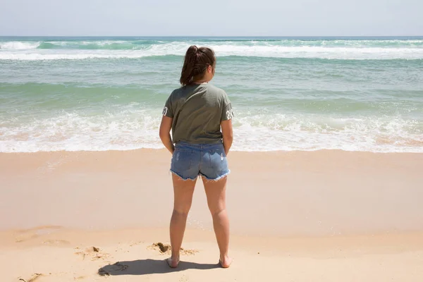 Flicka Tillbaka Korta Jeans Står Vid Havet Sand Strand Drömmer — Stockfoto