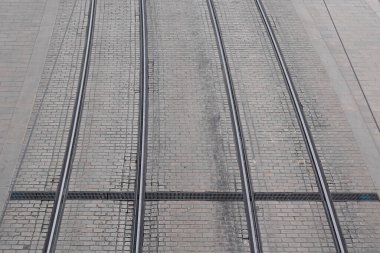 Kasaba sınırındaki tramvay rayları gri kaldırım arka plan ulaşım konsepti