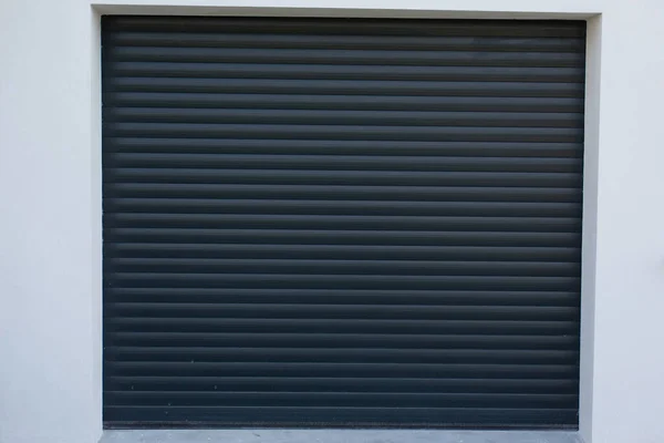 グレーの暗いドアを持つ車のための家のガレージへの自動ローラーガレージゲートアクセス — ストック写真