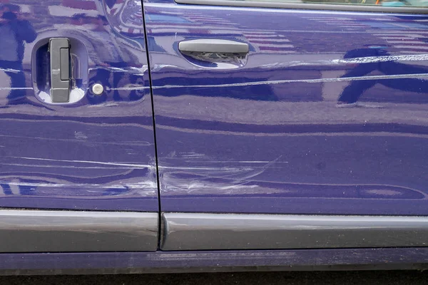 Дверь Синего Современного Автомобиля Повреждениями Результате Аварии — стоковое фото