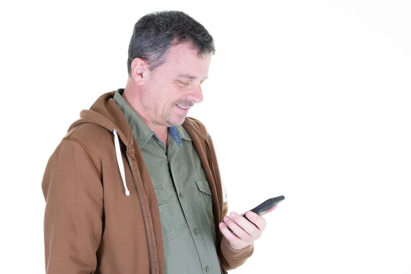 Man Knappe Smsen Smartphone Kijken Scherm Mobiele Telefoon Witte Achtergrond — Stockfoto
