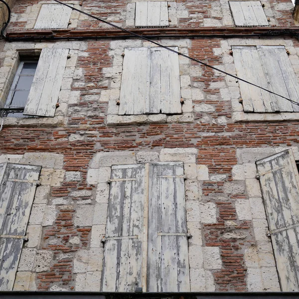 Starý Opuštěný Dům Bílé Dřevěné Okenice Starověké Cihlové Zdi — Stock fotografie
