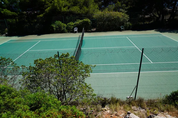 Lapangan Tenis Lantai Hijau Kosong Dengan Olahraga Bersih Rumah Pribadi — Stok Foto