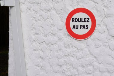 Roulez au pas imzalı Fransızca metin tradüksiyonu Fransa 'da yavaş yol paneli