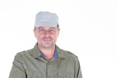 Orta yaşlı asker şapkalı yakışıklı beyaz bir arkaplan önünde fotokopi alanı ile poz veriyor.
