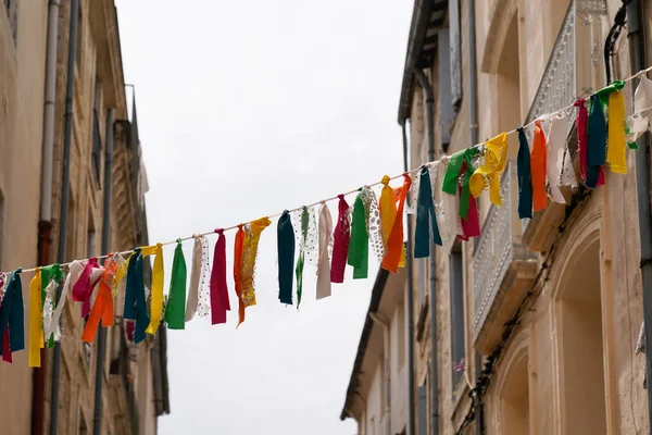 Wiele Kolorowych Kawałków Tkaniny Wiszące Ulicy Montpellier Francja — Zdjęcie stockowe