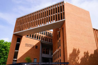 Toulouse, okült Fransa - 01 28 2022: Toulouse Universite Capitole Güney Fransa 'da Fransız Üniversitesi cephe binası