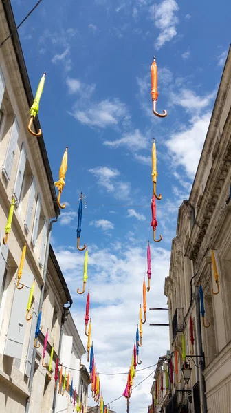 Kolorowe Parasole Zamknięte Mieście Ulicy Zachodniej Francji Miasta Jonzac — Zdjęcie stockowe