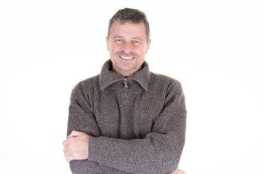 Orta yaşlı, sakallı, neşeli bir adam beyaz arka planda gülümsüyor.