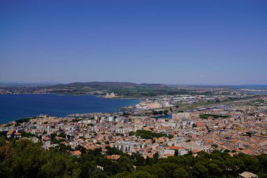 Occitanie Fransa 'nın Herault kentindeki şehir limanının en üst düzey hava manzarası.