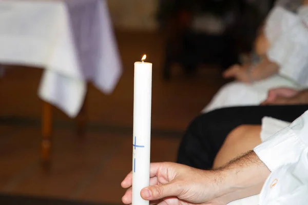 Brandende Kaars Mensenhanden Vader Tijdens Doop Zuigelingenceremonie Kerk — Stockfoto