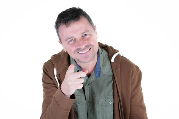 Sorridente Homem Bonito Pontos Dedo Fundo Branco — Fotografia de Stock