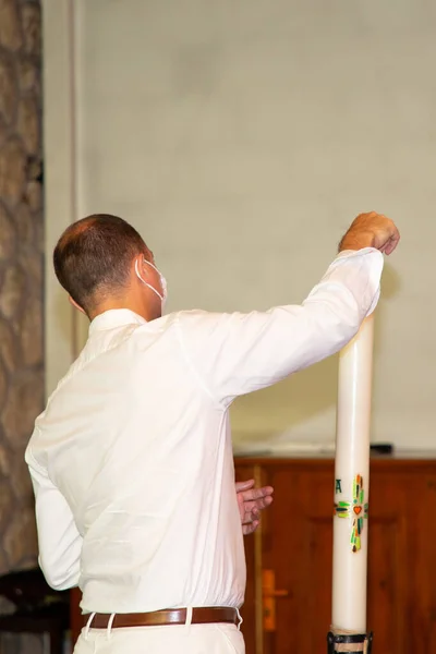 Muž Zpět Katolický Kněz Osvětlení Svíčka Kostele Během Dětského Křtu — Stock fotografie
