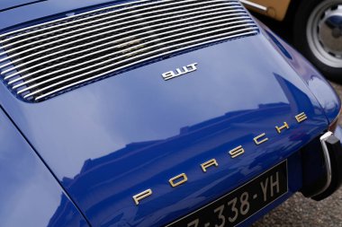 Bordeaux, Aquitaine France - 02 02 02 2022: Porsche 911 911T logosu ve motor kaputu işareti klasik spor araba simgesi
