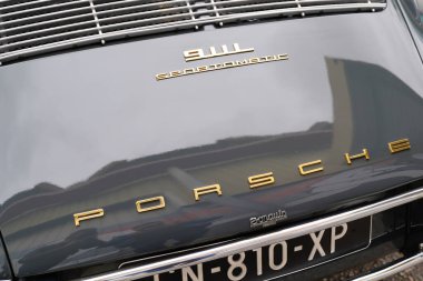 Bordeaux, Aquitaine France - 02 02 02 2022: Porsche 911 911l Sonoto amblem logosu ve klasik Alman spor arabasının metin işareti