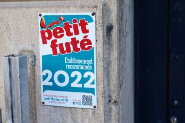 Bordeaux, Aquitaine France - 02 02 02 2022: Petit fute 2022 Turist Fransız seyahat rehberi tavsiye tabakları.
