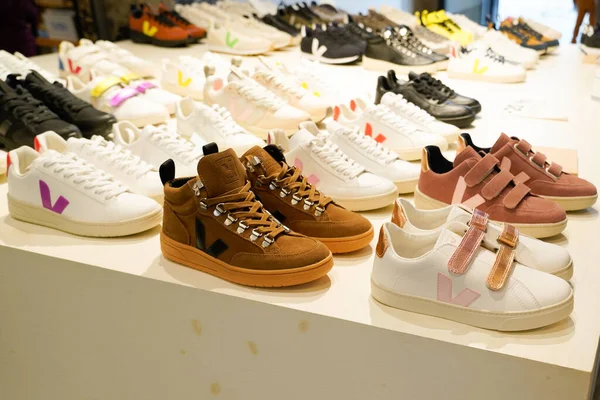 法国阿基坦 波尔多 2022 时尚运动鞋上的维加标志品牌 有尊严地生产直接生产商 — 图库照片