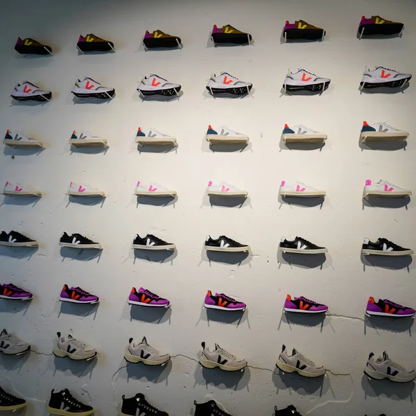 Бордо Aquitaine France 2022 Veja Boutique Wall Sneakers Footwear Shop — стоковое фото