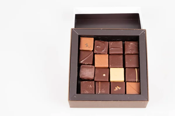 Bir Sürü Küçük Kare Çikolata Şekeri Hediye Kutusunda — Stok fotoğraf
