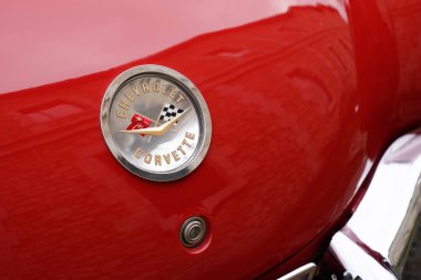 Bordeaux, Aquitaine France - 02 08 2022: Chevrolet Corvette amblem işareti ve 50 'lerin klasik yarış kaslı Amerikan arabası üzerindeki logo metin markası