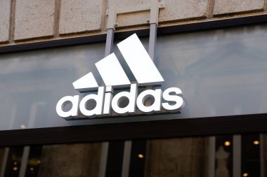 Bordeaux, Aquitaine France - 02 08 2022: adidas logo markası ve spor giyim ve giysi üreticileri mağazasının önündeki yazı tabelası