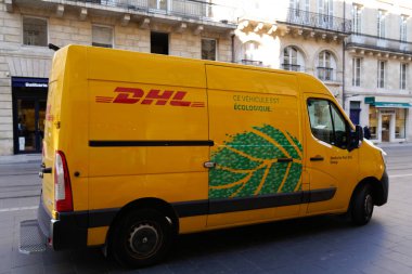Bordeaux, Aquitaine France - 02 08 2022: DHL hızlı dağıtım aracı sarı kurye kamyonu logo markası ve metin işareti ile kentte