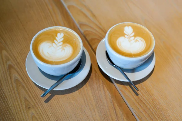 Xícara Branca Cappuccino Espuma Café Latte Arte Barista Café Mesa — Fotografia de Stock
